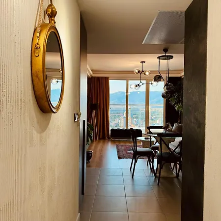 Royal Kate Included, 32nd Floor Apartment