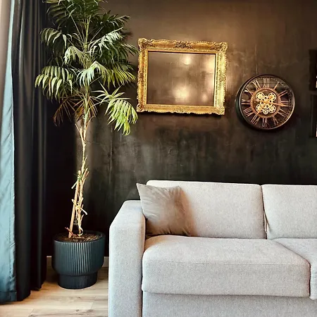 Royal Kate Included, 32nd Floor