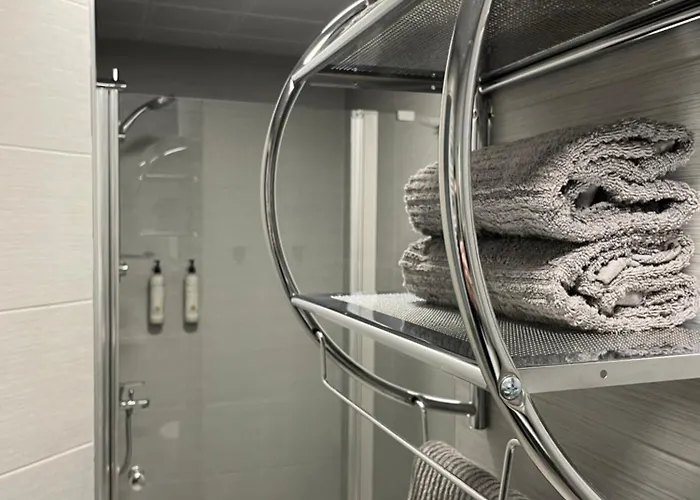 Royal Kate Included, 32nd Floor *