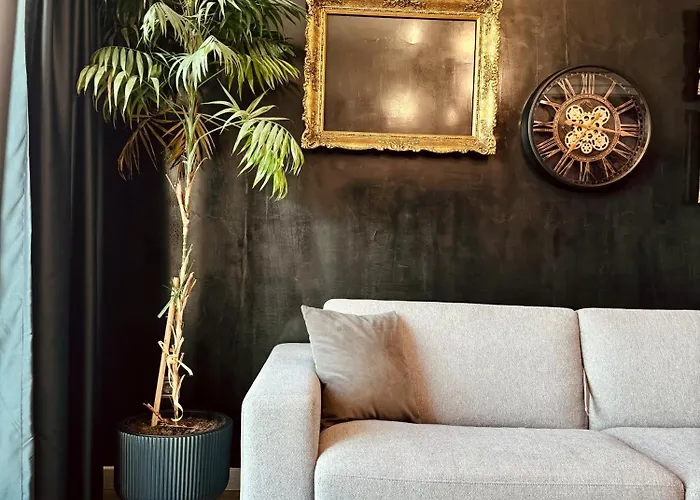 Royal Kate Included, 32nd Floor